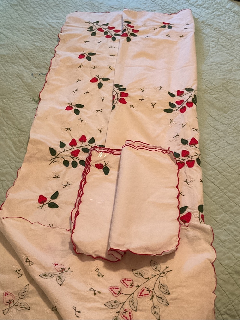 Table cloth and 6 cloth napkins. White with red scallop boarder. Strawberries